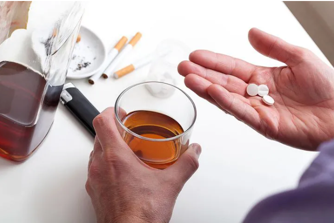 如果正在服用药物，喝酒会有影响吗？